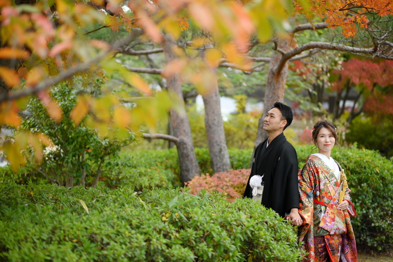 色付く木々に囲まれて