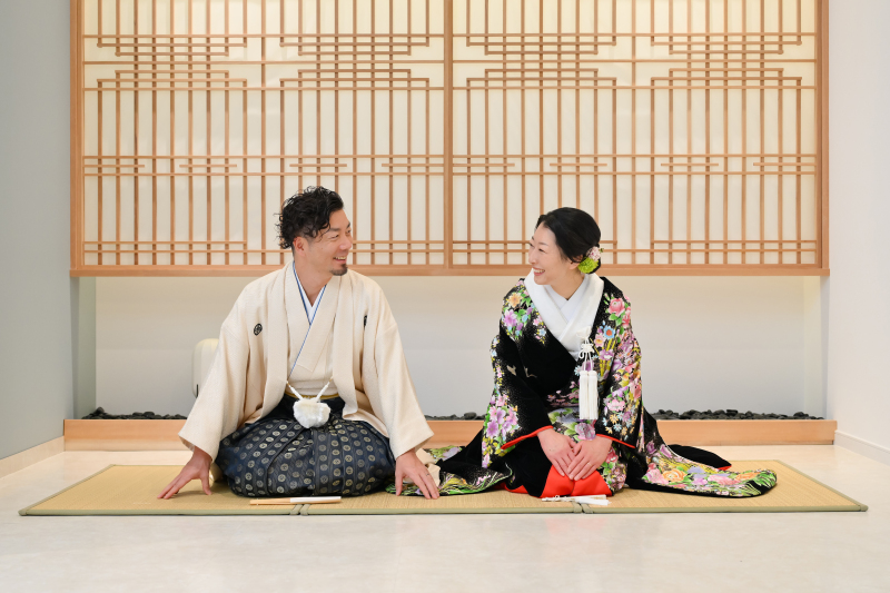 定番になりつつある白格子前での正座のポーズも！