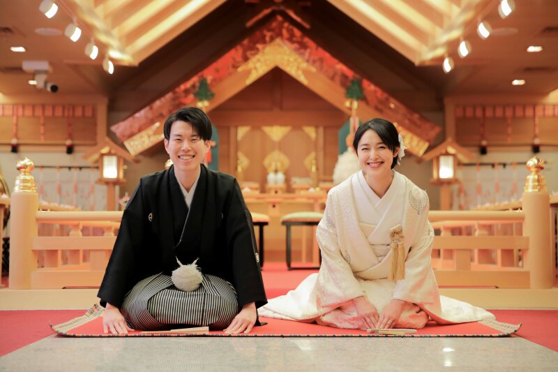 神殿で正座