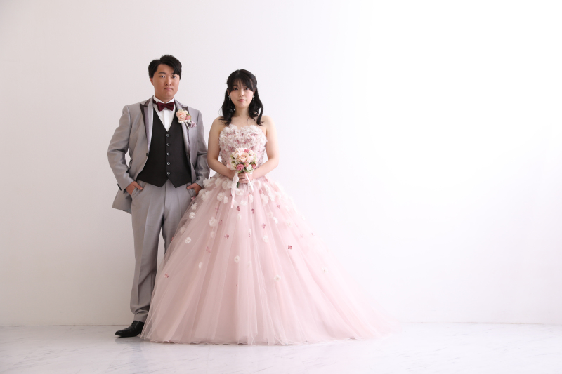 まずはカラードレスから