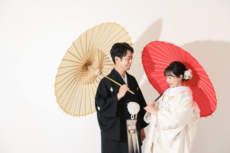 真っ白背景に和傘