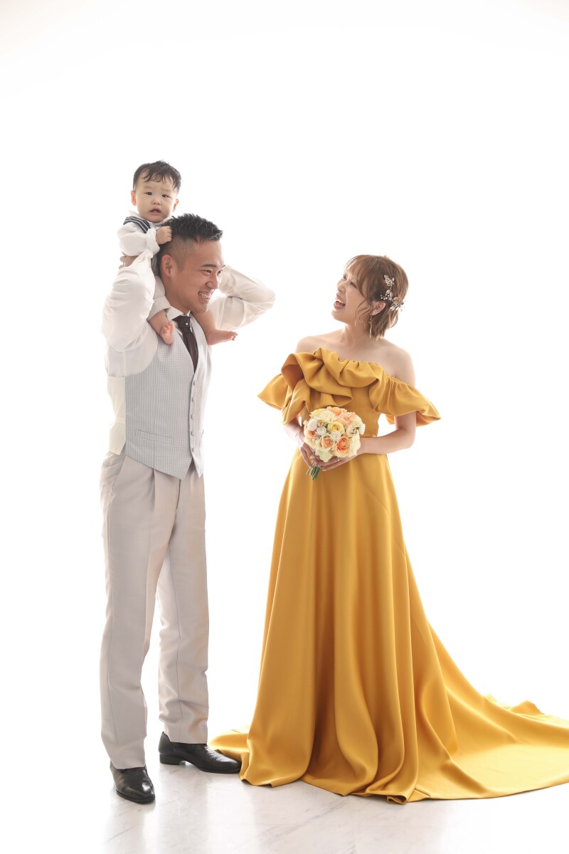 スタジオで家族写真