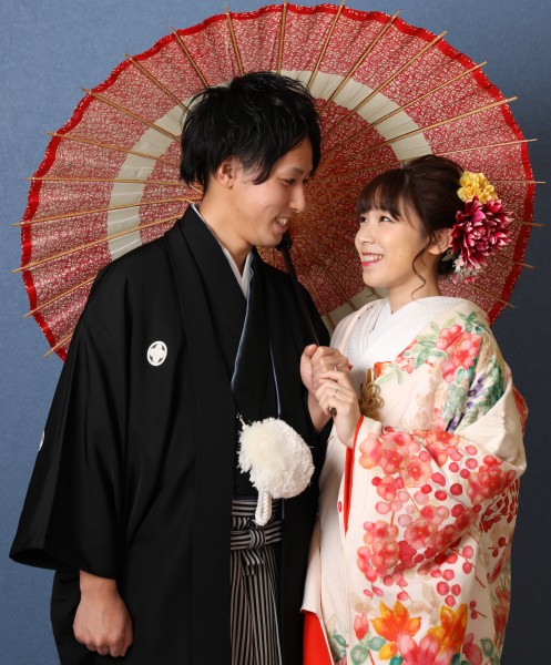 ネイビーの背景でシックに