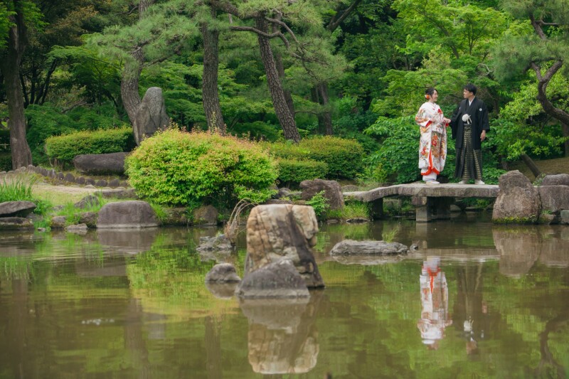 池の前で