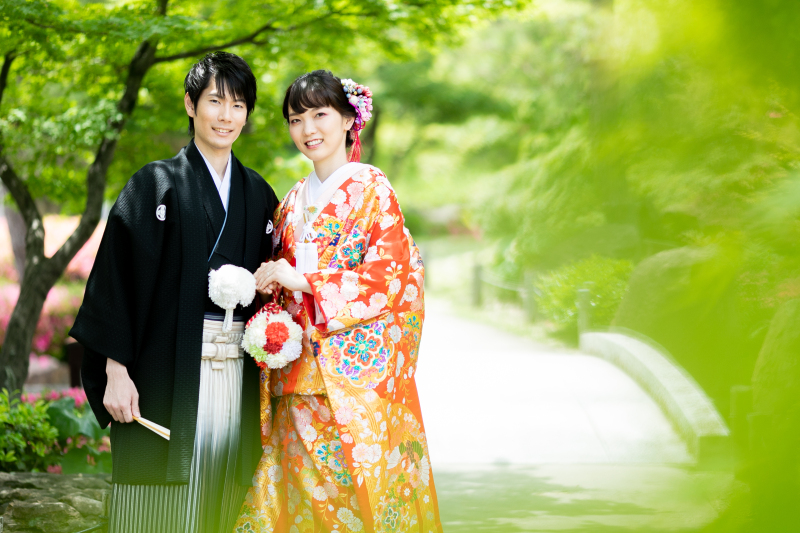 手を取りあって