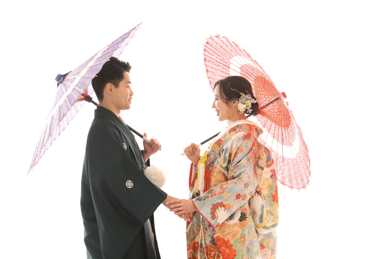 手を取り合って