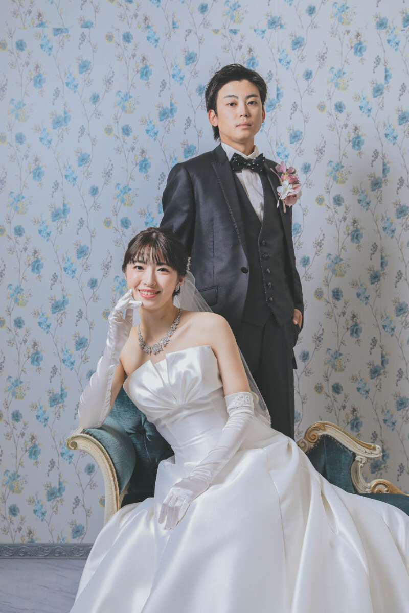 青いお花の背景をバックに