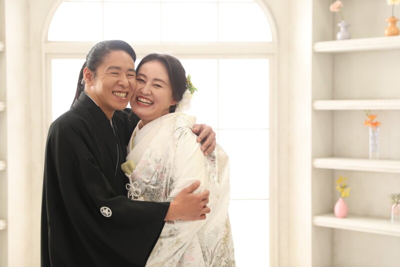 抱き合って