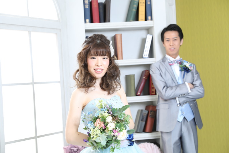 胸元のビジューもキラキラ!!