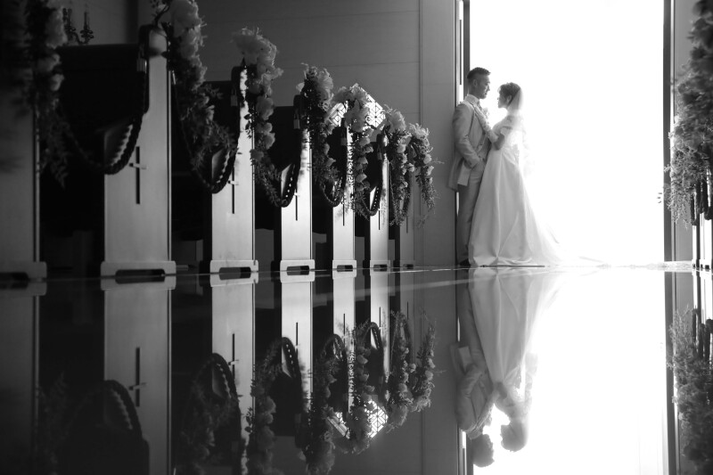 バージンロードに反射するお二人