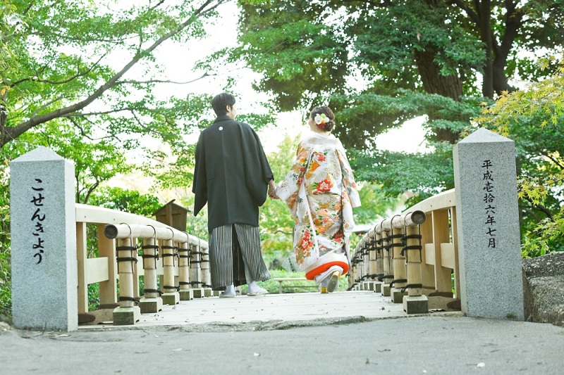 橋の上で