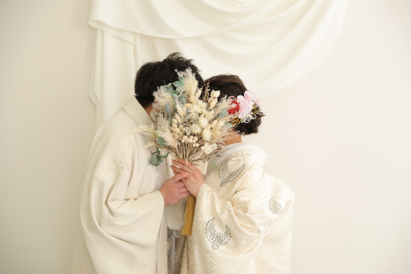 ブーケで顔隠し