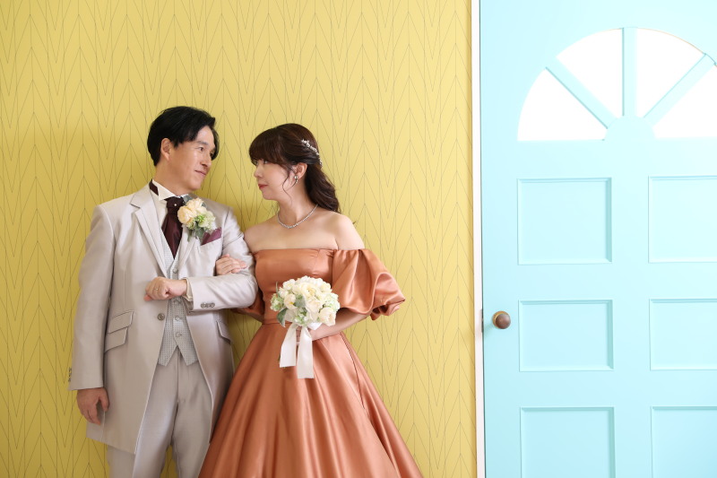 ラストはカラフルなセットの前で