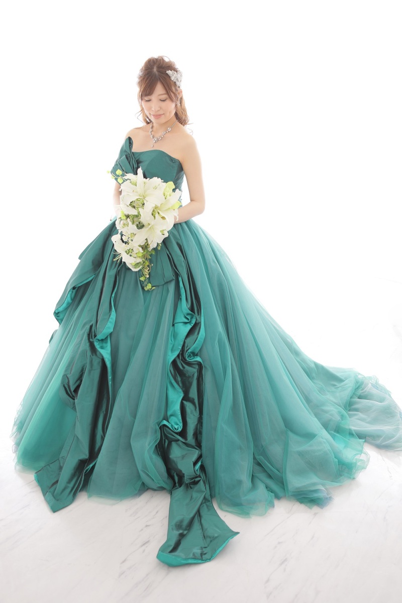 美しいカラードレス姿