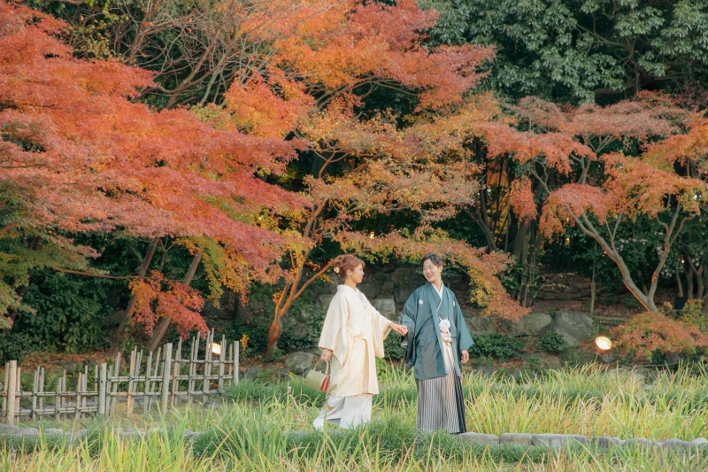 手を取り合って