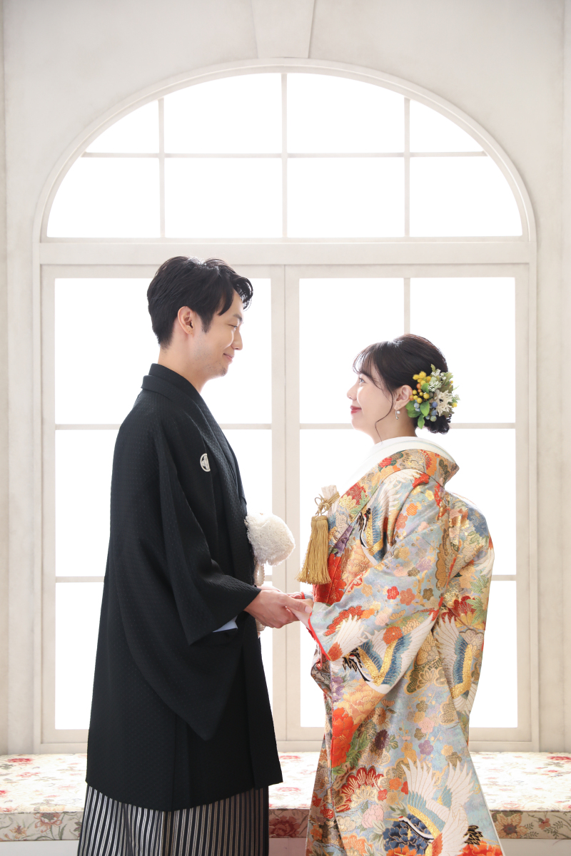 手を取り合って