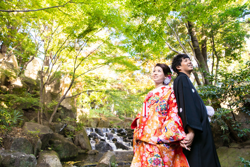 みずみずしい滝をバックに！