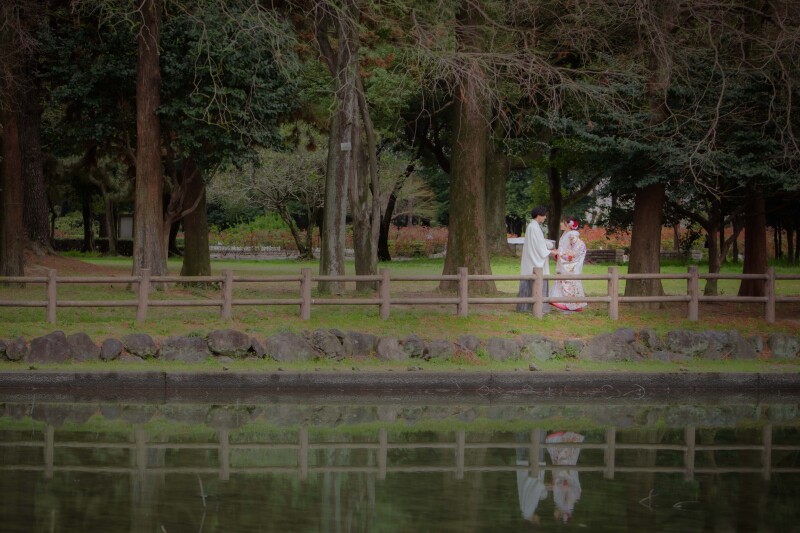 池のほとりで