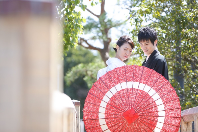 橋を渡って庭園内を散策♪