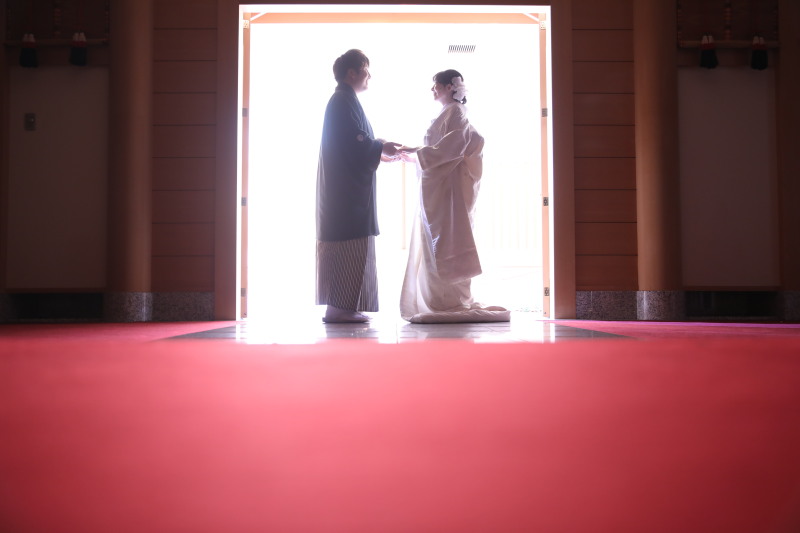 手を取り合って