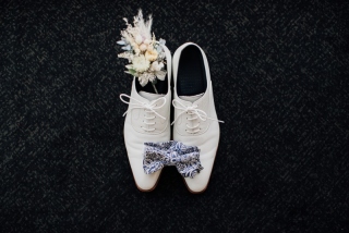 メンズU首のTシャツ