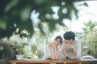 ナチュラルな光を取り入れた、二人の柔らかな雰囲気があふれる写真が特徴です