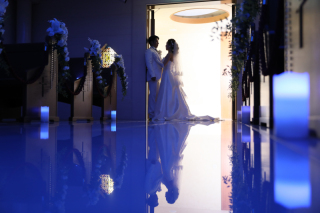 床に映りこむお2人をシルエットで撮影しました