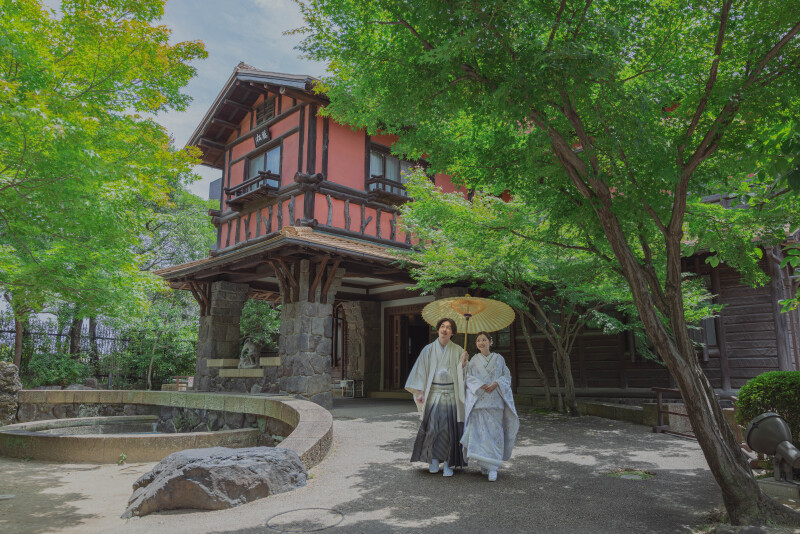 新緑の中でお2人が散歩している雰囲気を撮影しました!