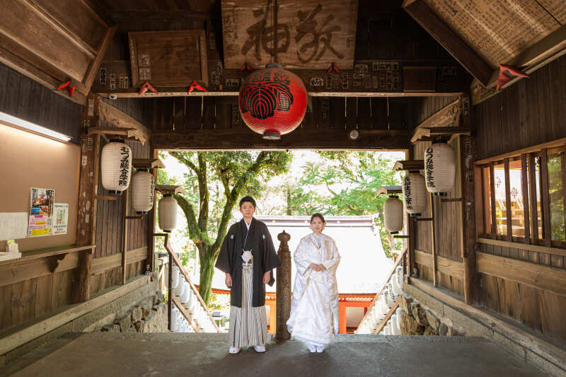 鳥居の前で会釈をして、境内に入ります。