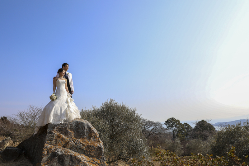 海を見渡せる大きな岩の上で
