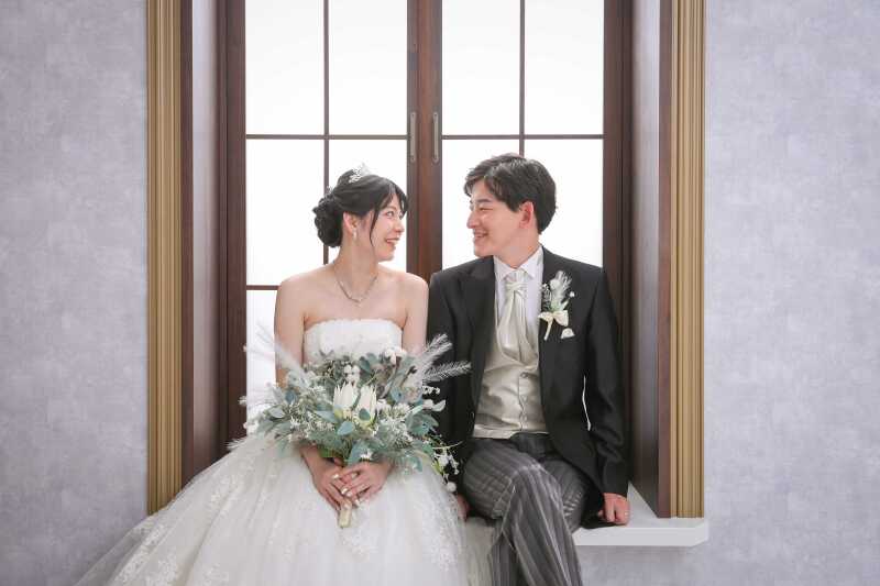 座ったポーズも