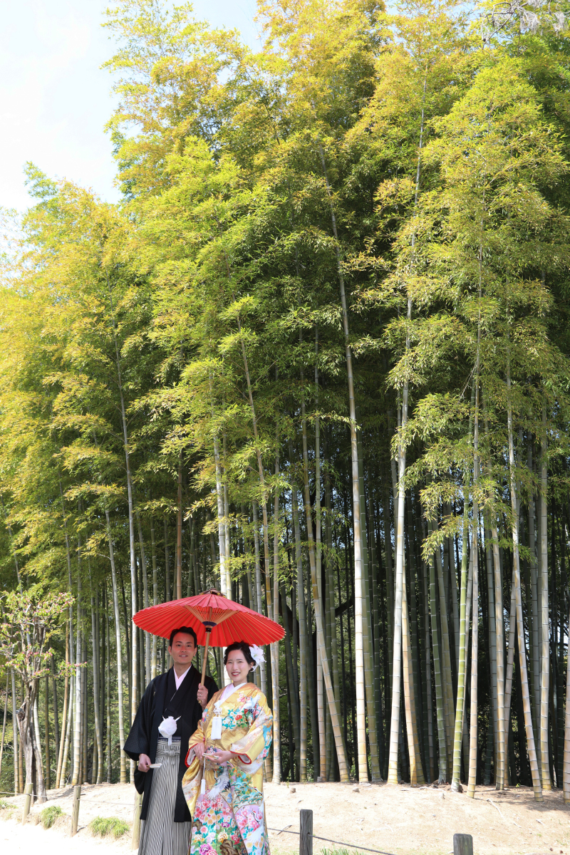 竹林をバックに。