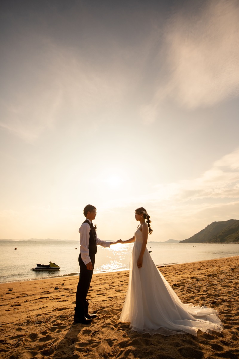 夕暮れの太陽をバックに