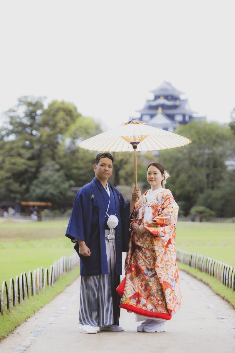 お城をバックに