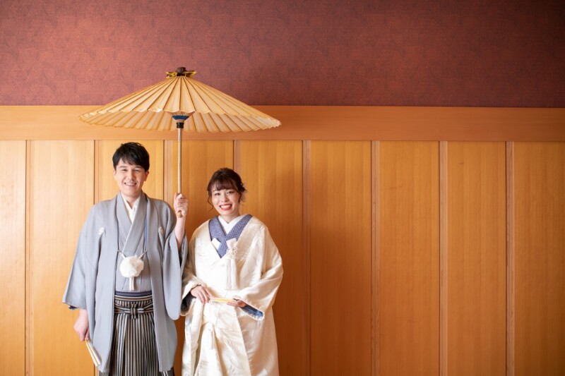 神殿 白無垢で相合傘