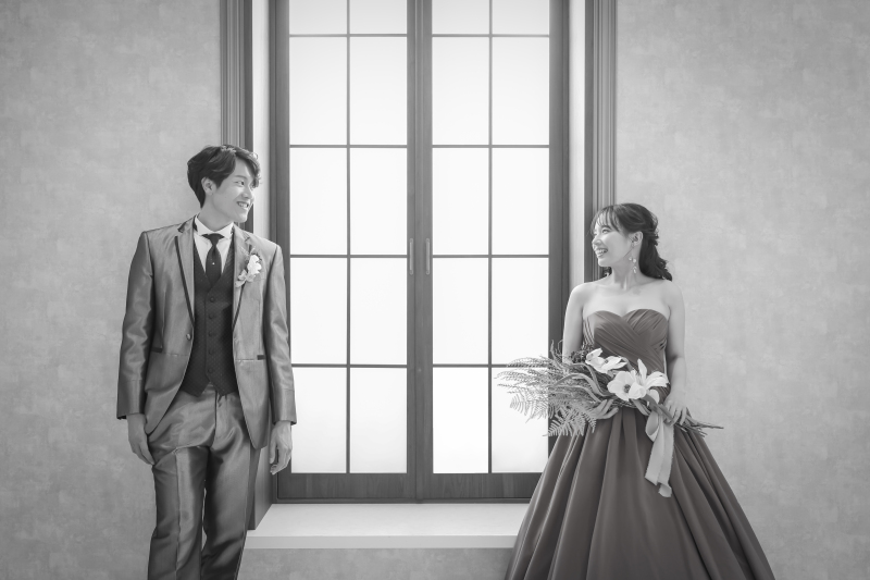 大きな出窓を背景に