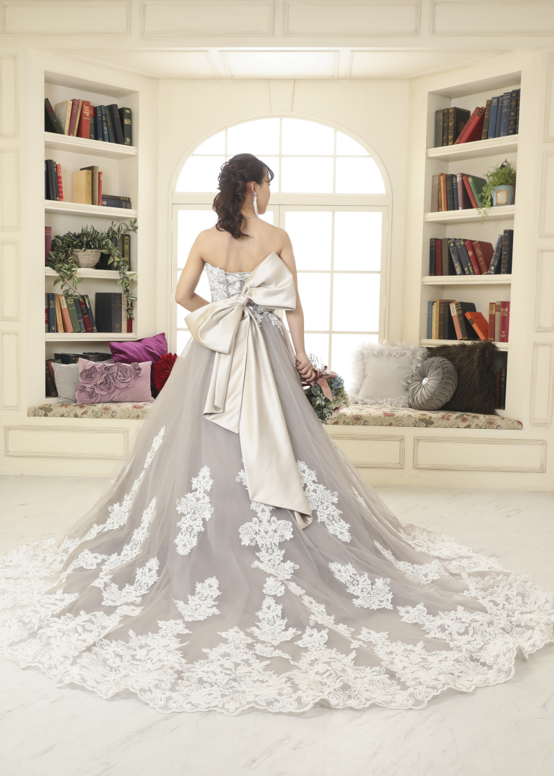 新作カラードレス一番乗り