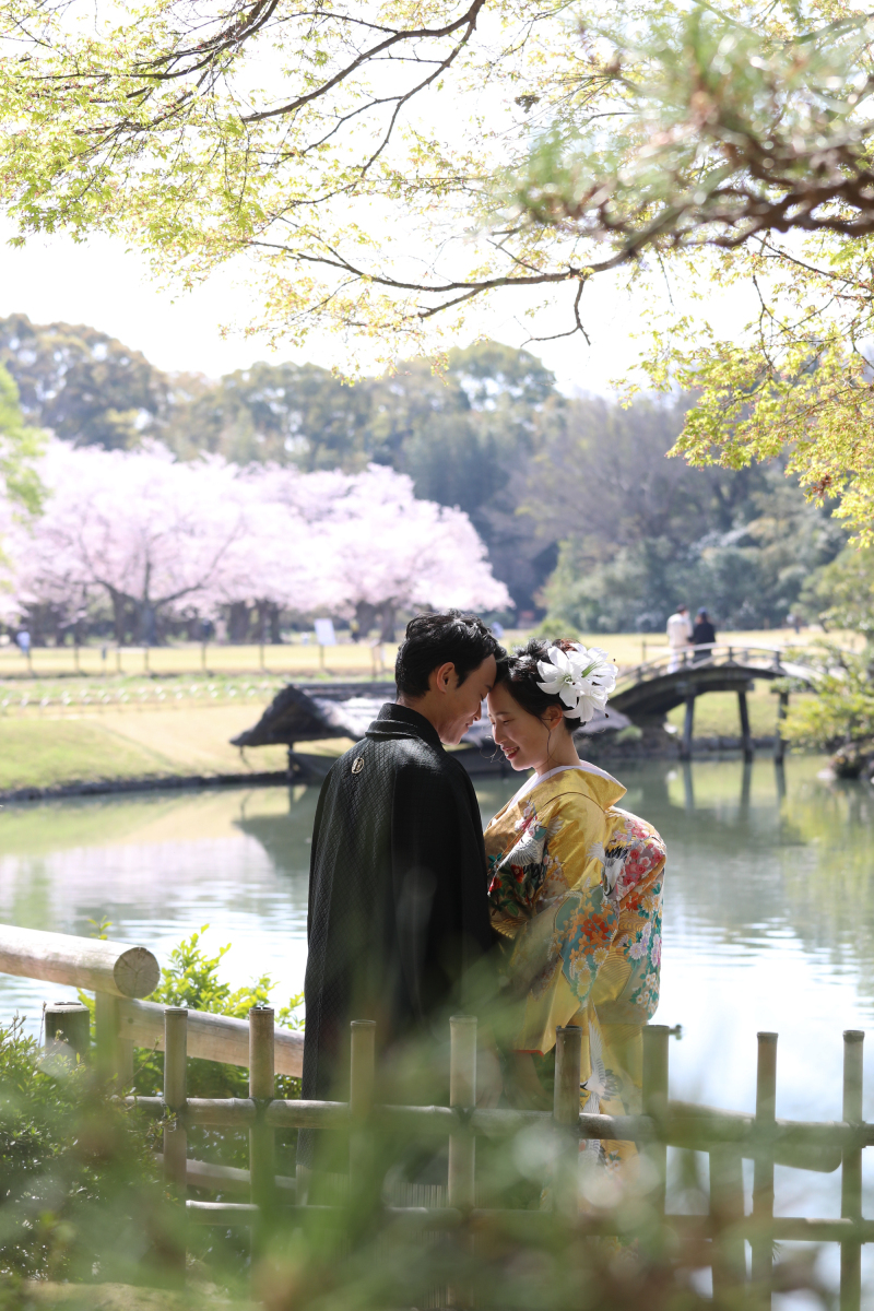 桜と池とおふたりと！