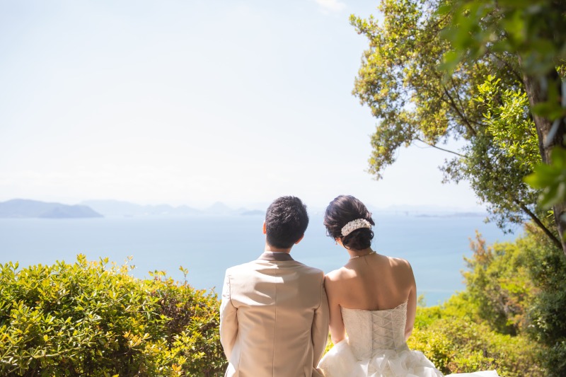 海を眺めるバックショット