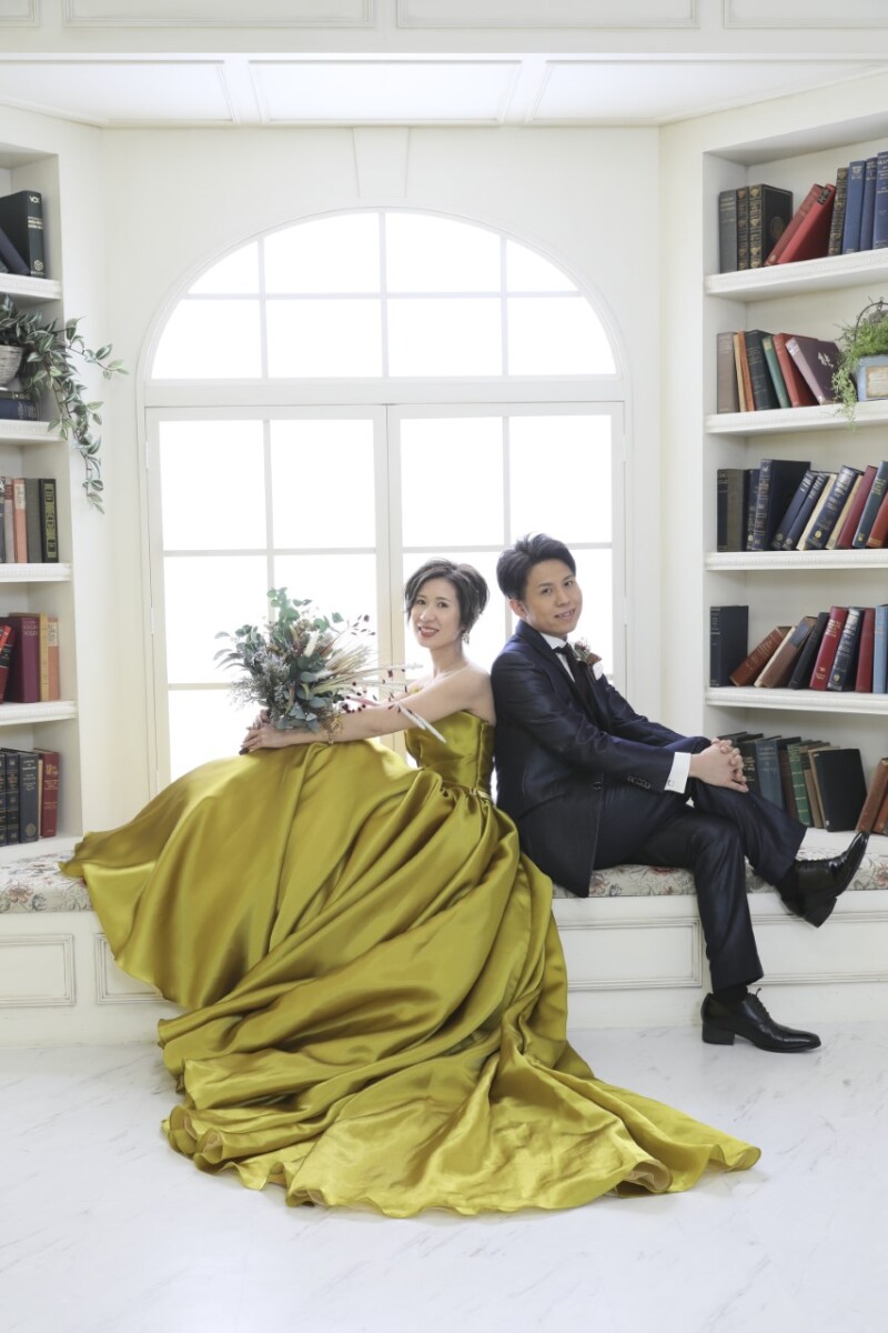 本棚をバックに