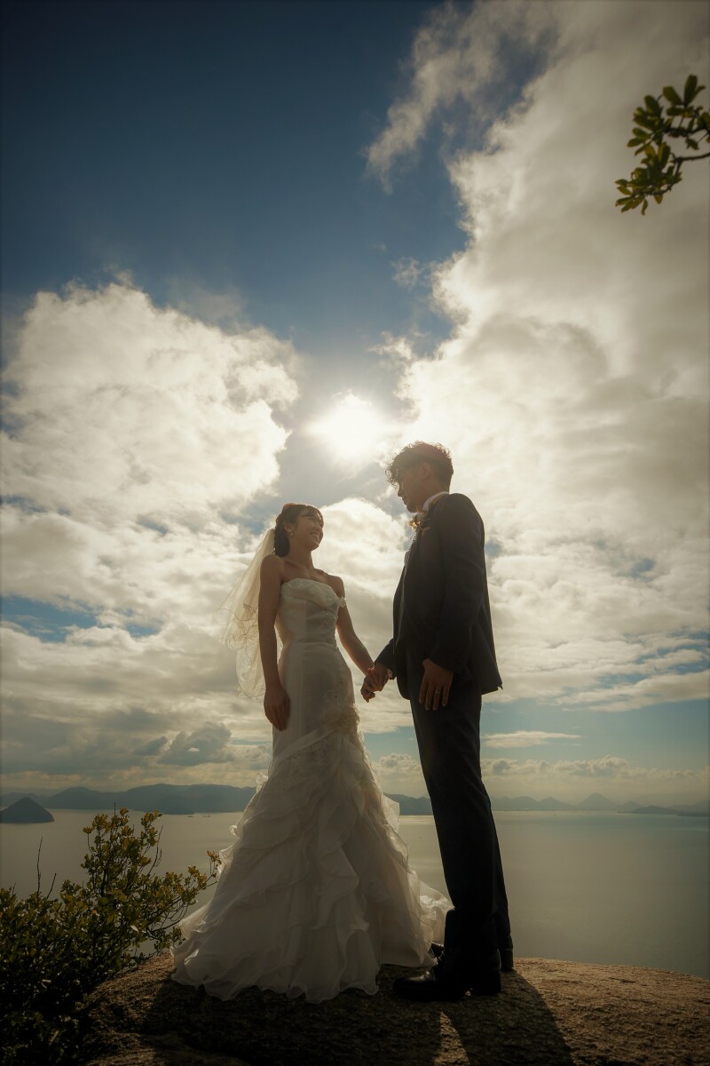 太陽をバックに