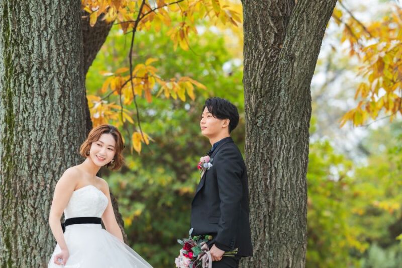 木に寄りかかって自然体なお2人のショット!