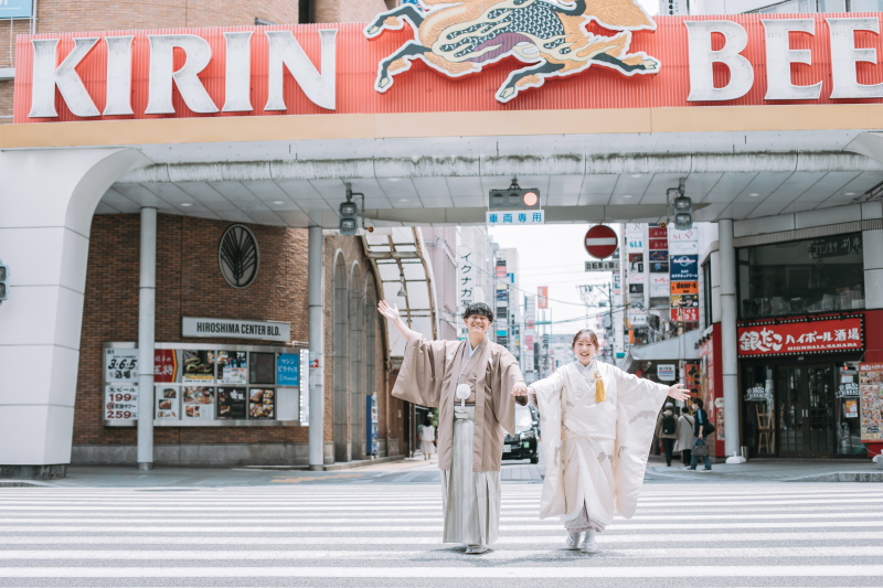 看板をバックに
