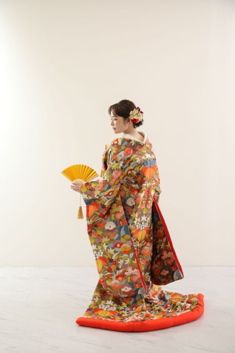 ご新婦様を包む華やかな色打掛