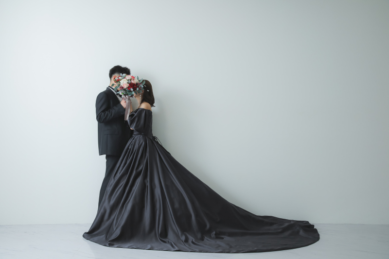 赤色のブーケでお顔隠しショット♡