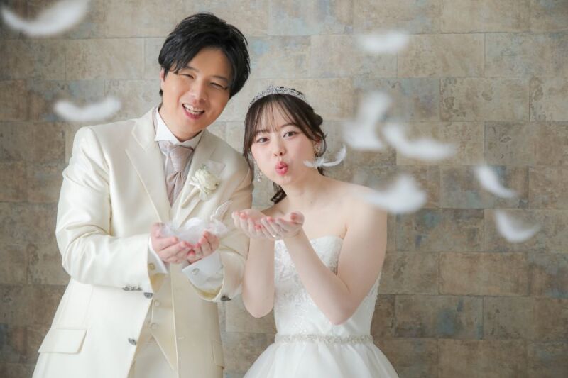 白い羽でコンフェッティ!