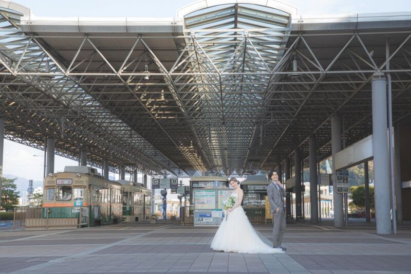 広大な広島港駅をバックに！