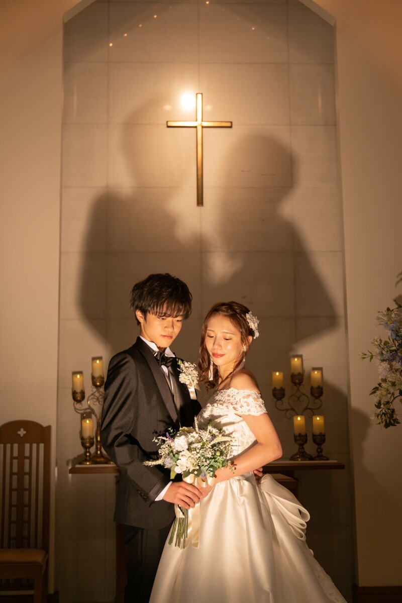 十字架の前で。