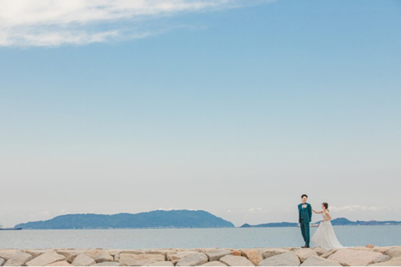 硬い光や柔らかい光、二人の雰囲気に合う写真を撮影していきます