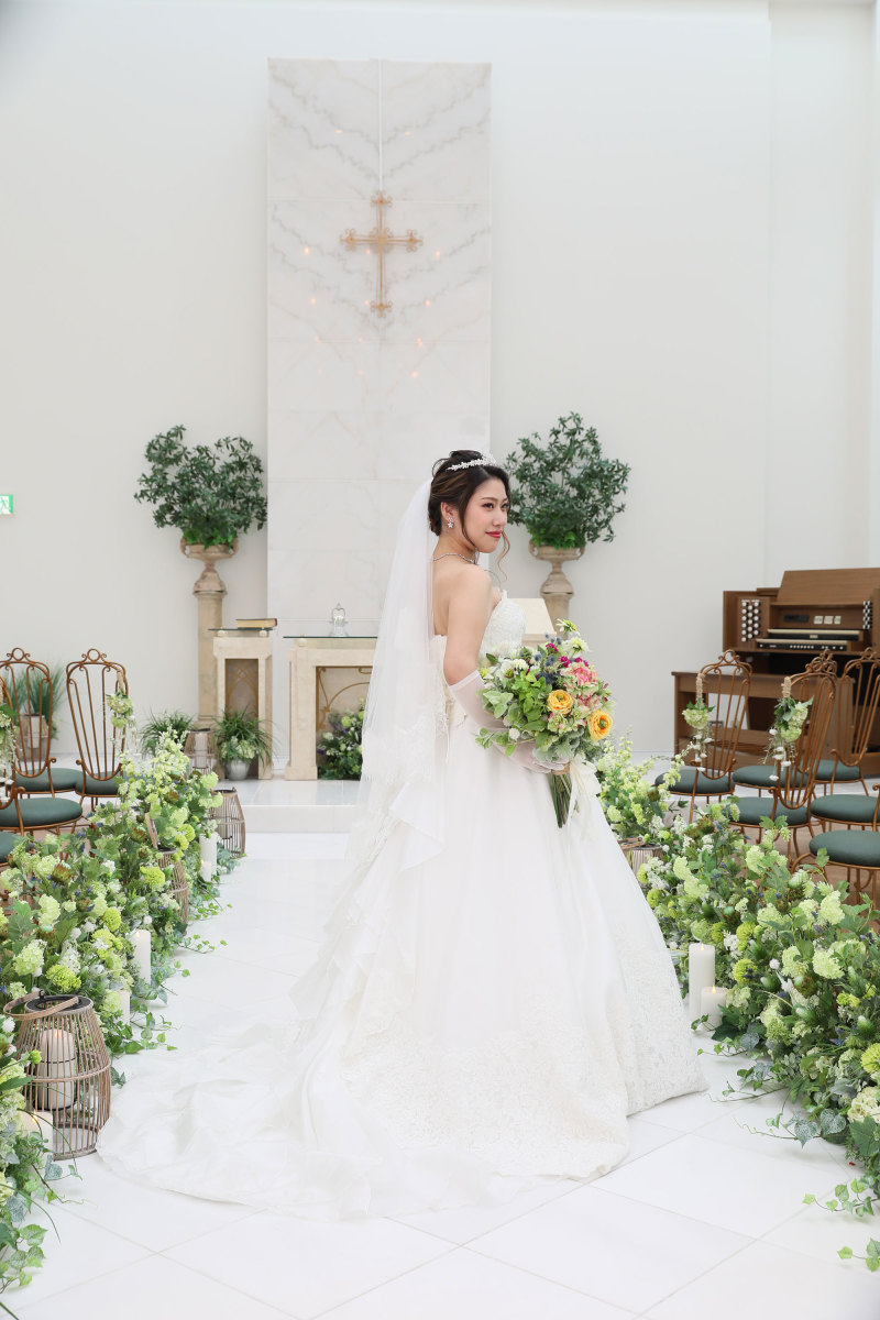 チャペルでウェディングドレスの後ろ姿を♡